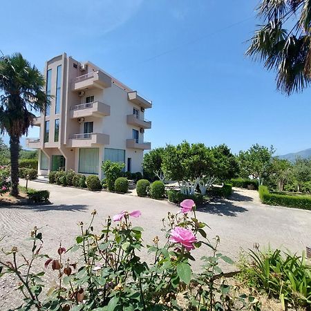 Hotel Dini Radhima Kültér fotó