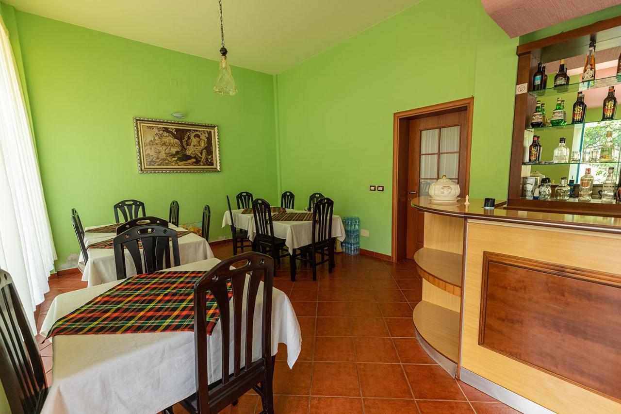 Hotel Dini Radhima Kültér fotó