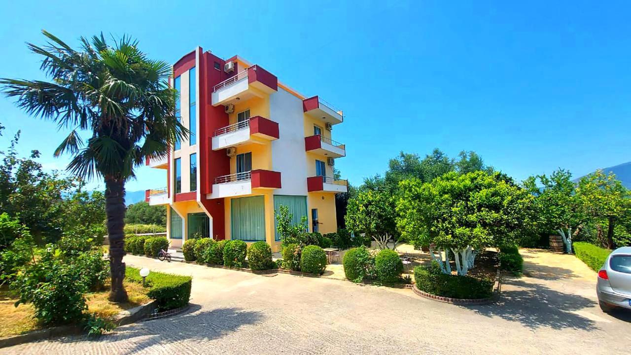 Hotel Dini Radhima Kültér fotó