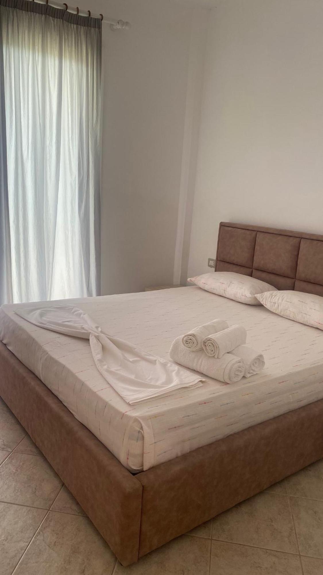 Hotel Dini Radhima Kültér fotó