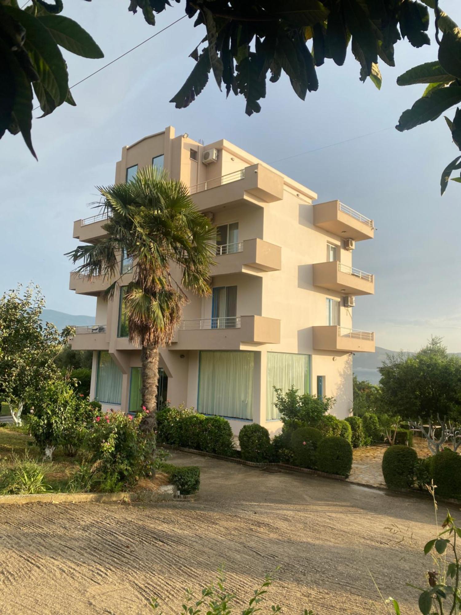 Hotel Dini Radhima Kültér fotó